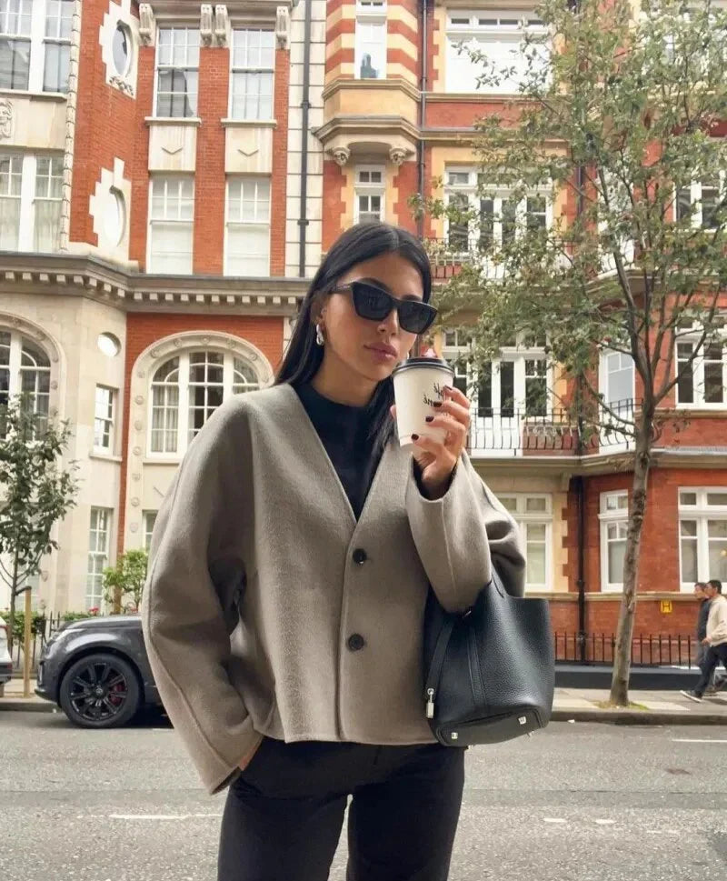 Damen Wolljacke – V-Ausschnitt, Elegant & Warm © 2025 Chicquemoda-Fotoshoot 6