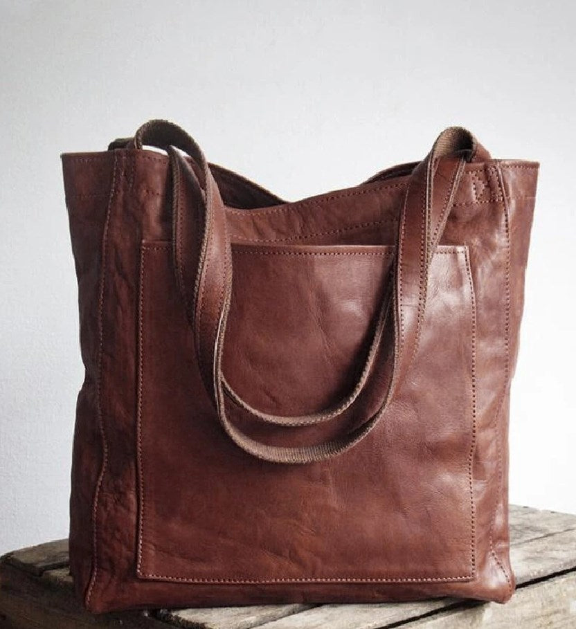 Timeless Leather Carryall Tote – Elegant, Spacious & Built for Daily Life