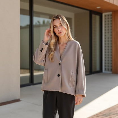 Damen Wolljacke – V-Ausschnitt, Elegant & Warm © 2025 Chicquemoda-Fotoshoot 3 