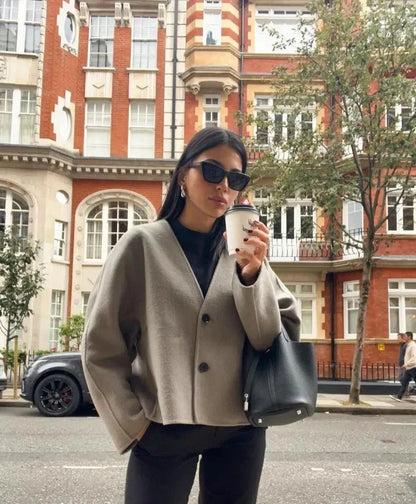 Damen Wolljacke – V-Ausschnitt, Elegant & Warm © 2025 Chicquemoda-Fotoshoot 6 
